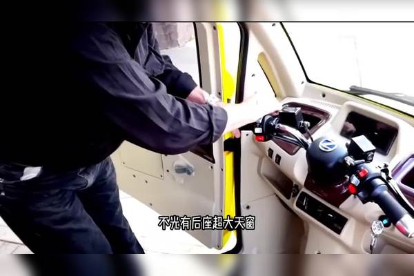 法拉利80岁老爷子生日风波:网友建议改期,公关总监回应 法拉利80岁老爷子生日风波:网友建议改期,公关总监回应