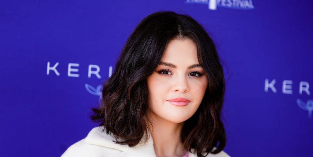 80s Office Style Inspiration: Selena Gomez's High-Waisted Suit 80s Office Style Inspiration: Selena Gomez's High-Waisted Suit