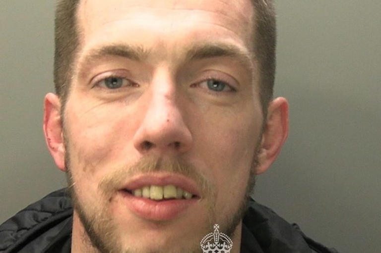 90mph Police Chase: Pair Refuel And Text While Evading Helicopter 90mph Police Chase: Pair Refuel And Text While Evading Helicopter