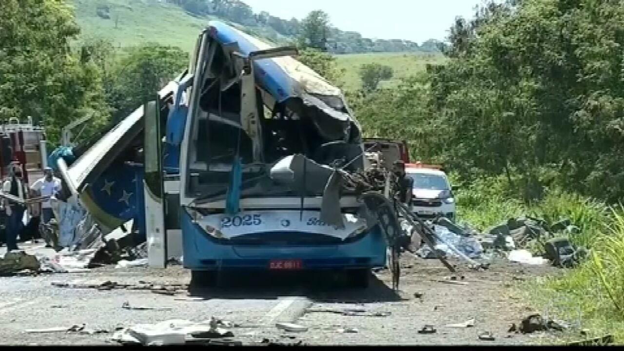 Acidente Com Ônibus Universitário: Ao Menos ... Mortos Acidente Com Ônibus Universitário: Ao Menos ... Mortos