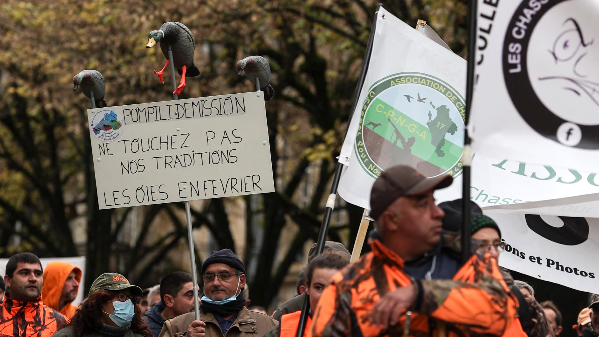 Aéroport De Bordeaux : Manifestation Contre Le Maintien De La Piste Secondaire