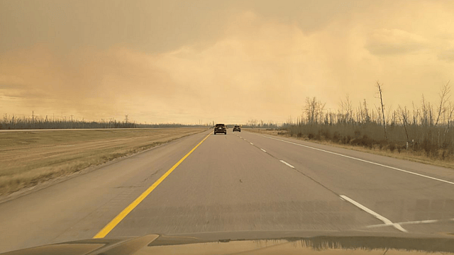 Alberta Oil Output Under Threat From Spreading Wildfires Alberta Oil Output Under Threat From Spreading Wildfires