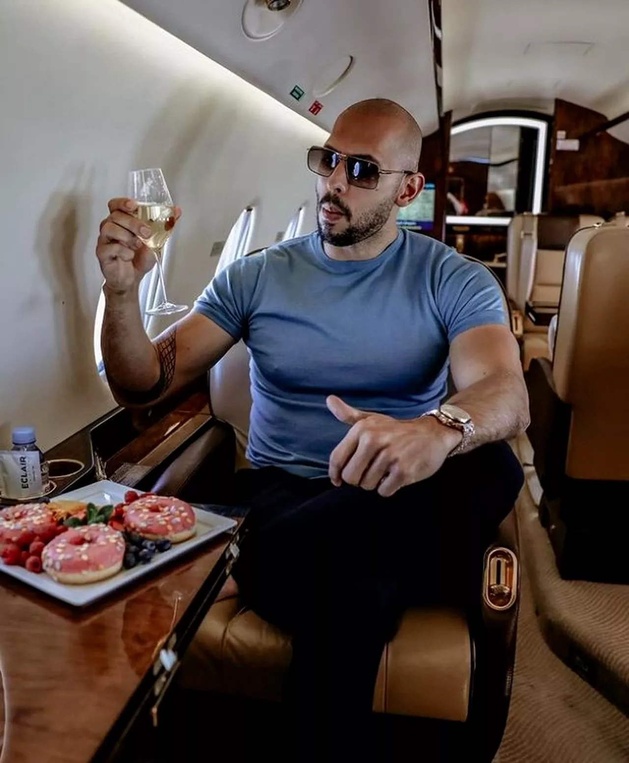 Andrew Tate: Retorno Controversado De Dubai - Andrew Tate: Retorno Controversado De Dubai -