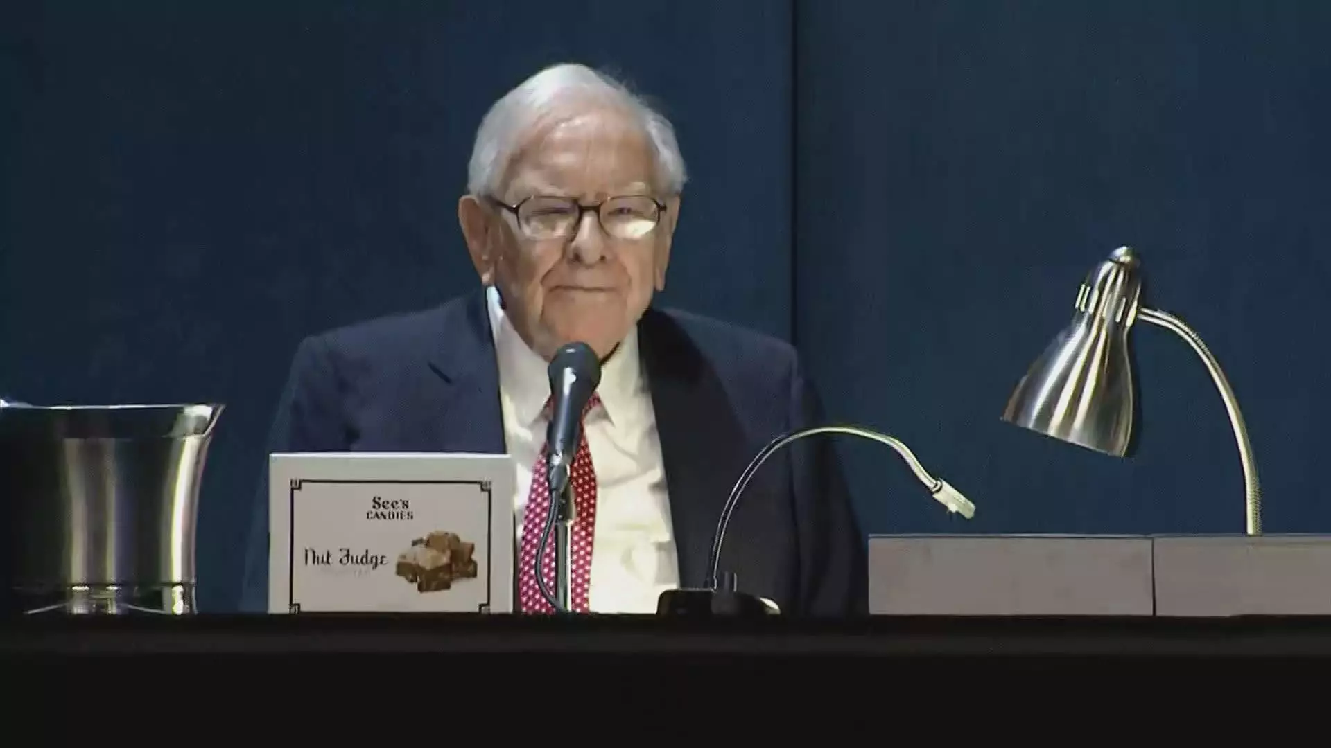Berkshire Hathaway's Future: Analyzing Apple Stock After CEO Change Berkshire Hathaway's Future: Analyzing Apple Stock After CEO Change