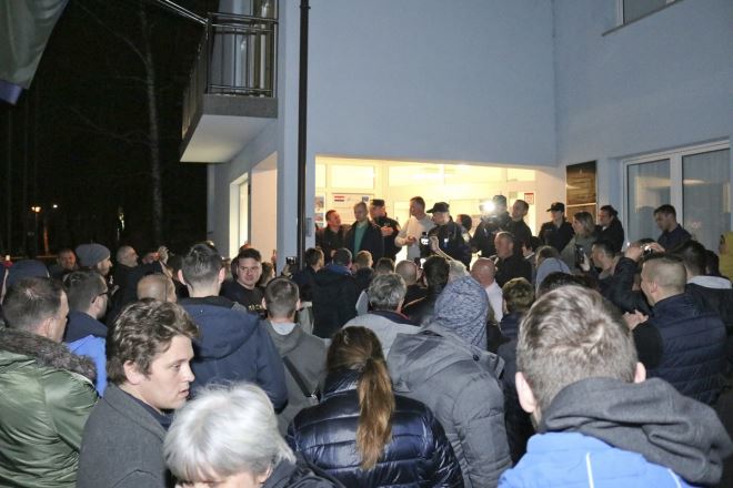 Berlin: Prosvjed Protiv Tesle Eskalirao U Upad U Izložbeni Prostor Berlin: Prosvjed Protiv Tesle Eskalirao U Upad U Izložbeni Prostor