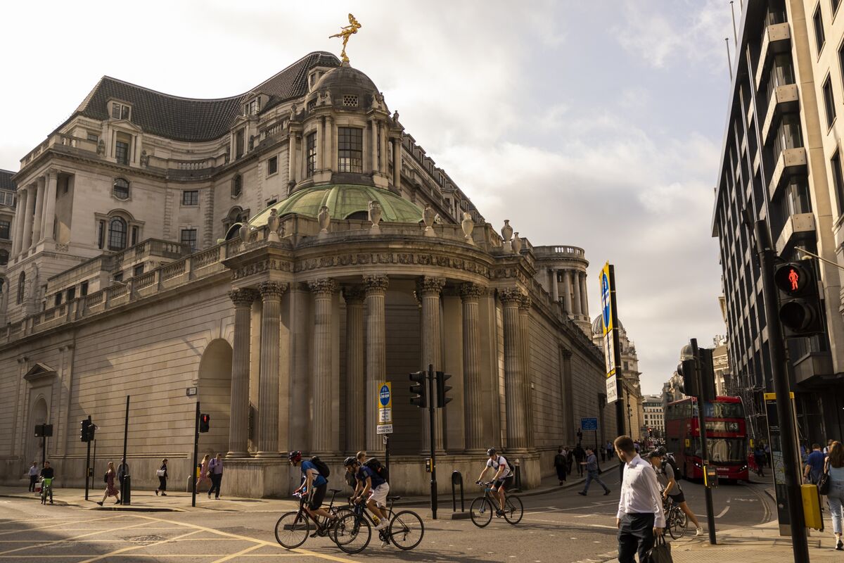 BOE Rate Cut Probabilities Fall Following UK Inflation Report: Pound Impact BOE Rate Cut Probabilities Fall Following UK Inflation Report: Pound Impact