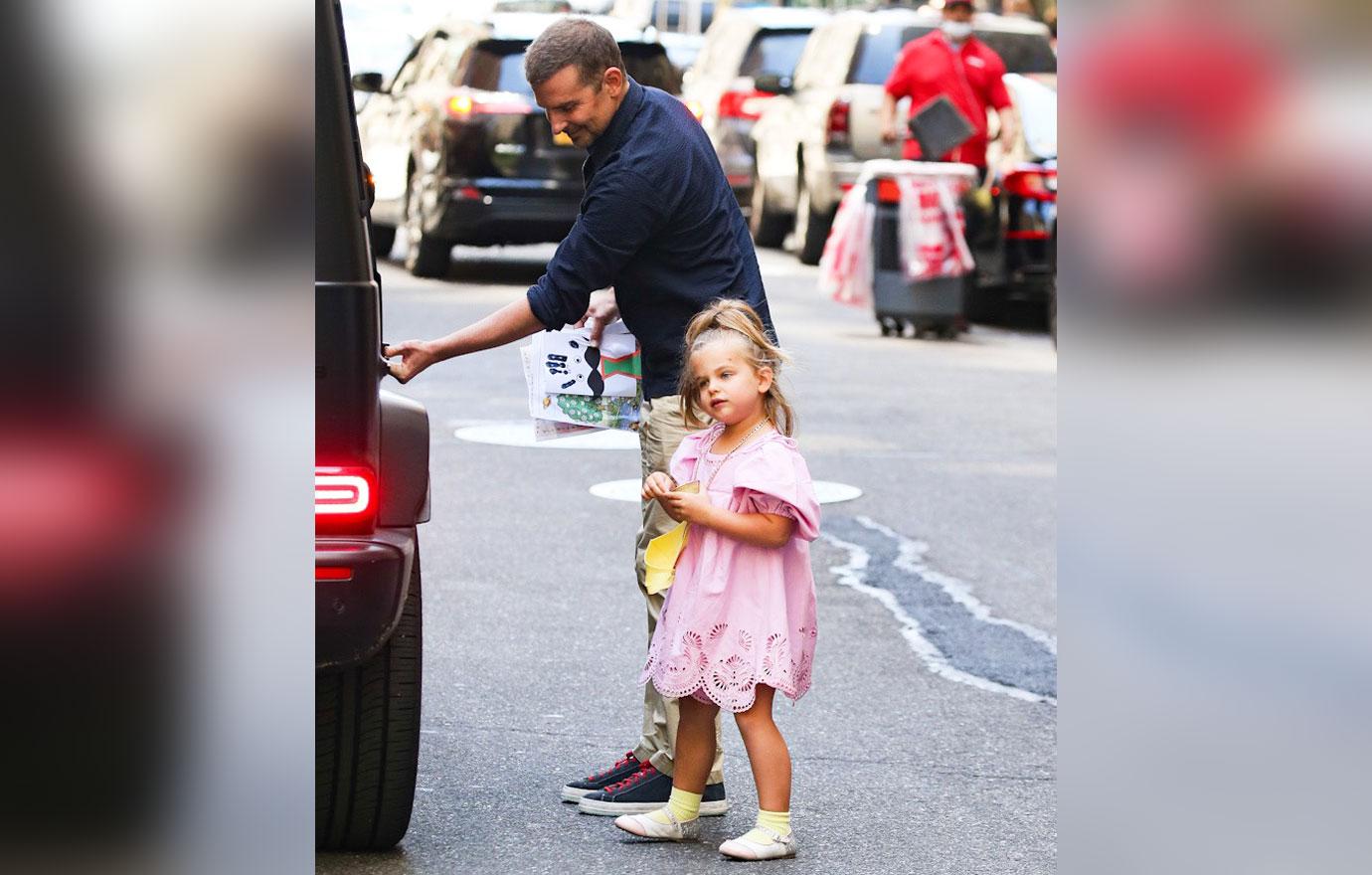 Bradley Cooper's Daughter, Lea, Twins With Dad In Green At Super Bowl LIX Bradley Cooper's Daughter, Lea, Twins With Dad In Green At Super Bowl LIX