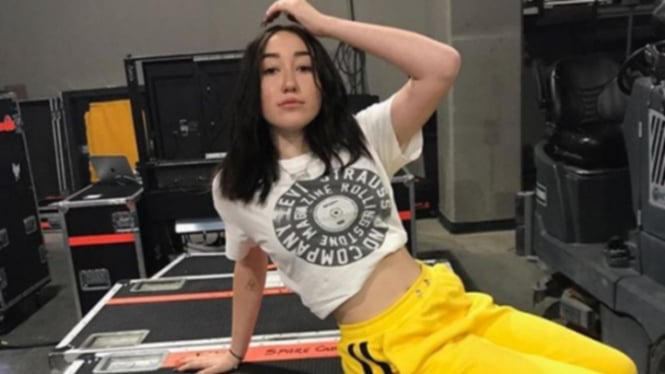 Busana Miley Cyrus: Ekspresi Diri Lewat Gaya Berpakaian