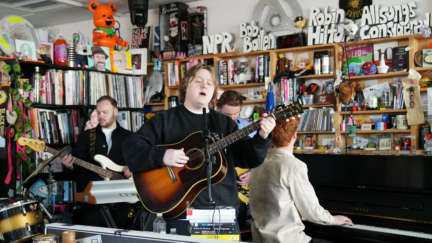 Charity Concert Surprise: Lewis Capaldi Joins Tom Walker On Stage Charity Concert Surprise: Lewis Capaldi Joins Tom Walker On Stage