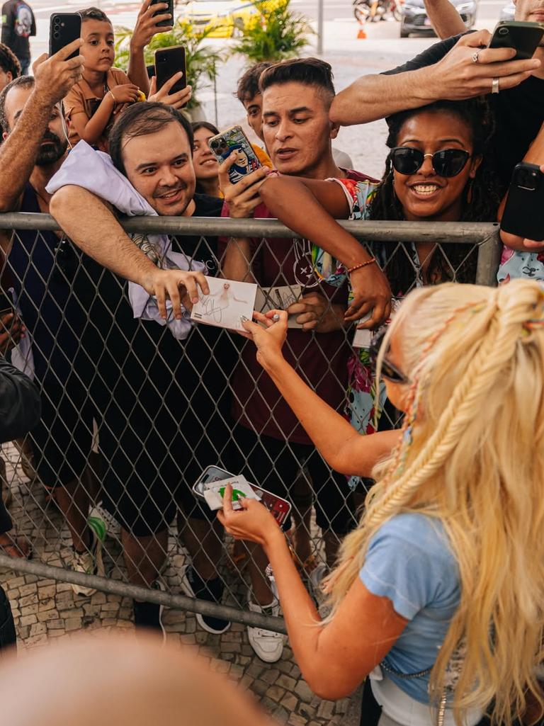 Christina Aguilera: A Fan's Inappropriate Kiss Sparks Controversy Christina Aguilera: A Fan's Inappropriate Kiss Sparks Controversy