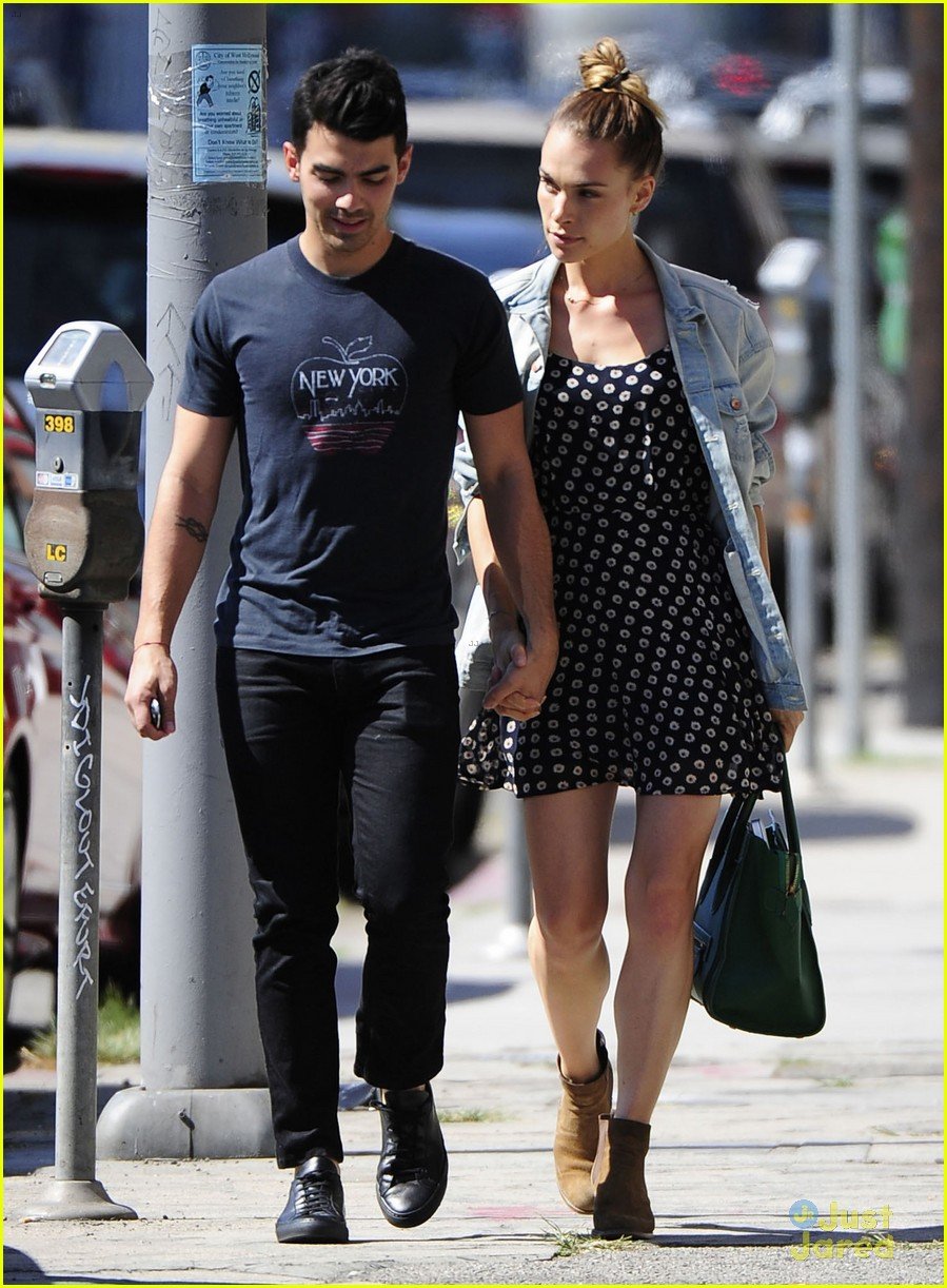 Couple Fights Over Joe Jonas; His Reaction Is Golden Couple Fights Over Joe Jonas; His Reaction Is Golden