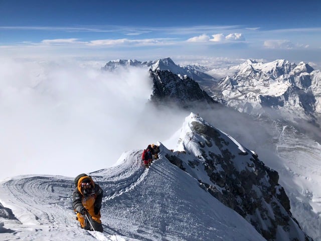 Dangerous Everest Attempt: Climbers Plan Week-Long Ascent With Anesthetic Gas Dangerous Everest Attempt: Climbers Plan Week-Long Ascent With Anesthetic Gas