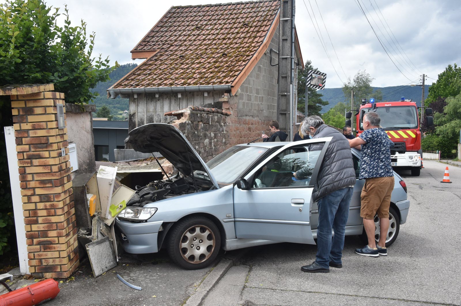 Dijon : Accident Rue Michel-Servet - Un Véhicule S'écrase Contre Un Mur Dijon : Accident Rue Michel-Servet - Un Véhicule S'écrase Contre Un Mur