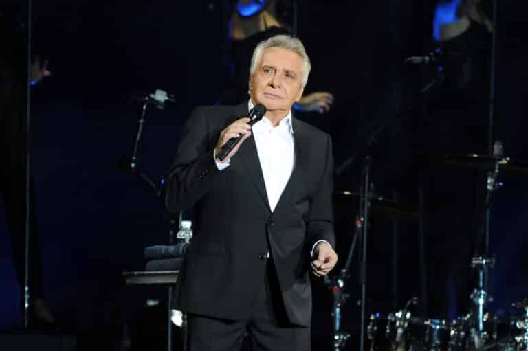 Dîner Houleux : Michel Sardou Critique Emmanuel Macron Dîner Houleux : Michel Sardou Critique Emmanuel Macron