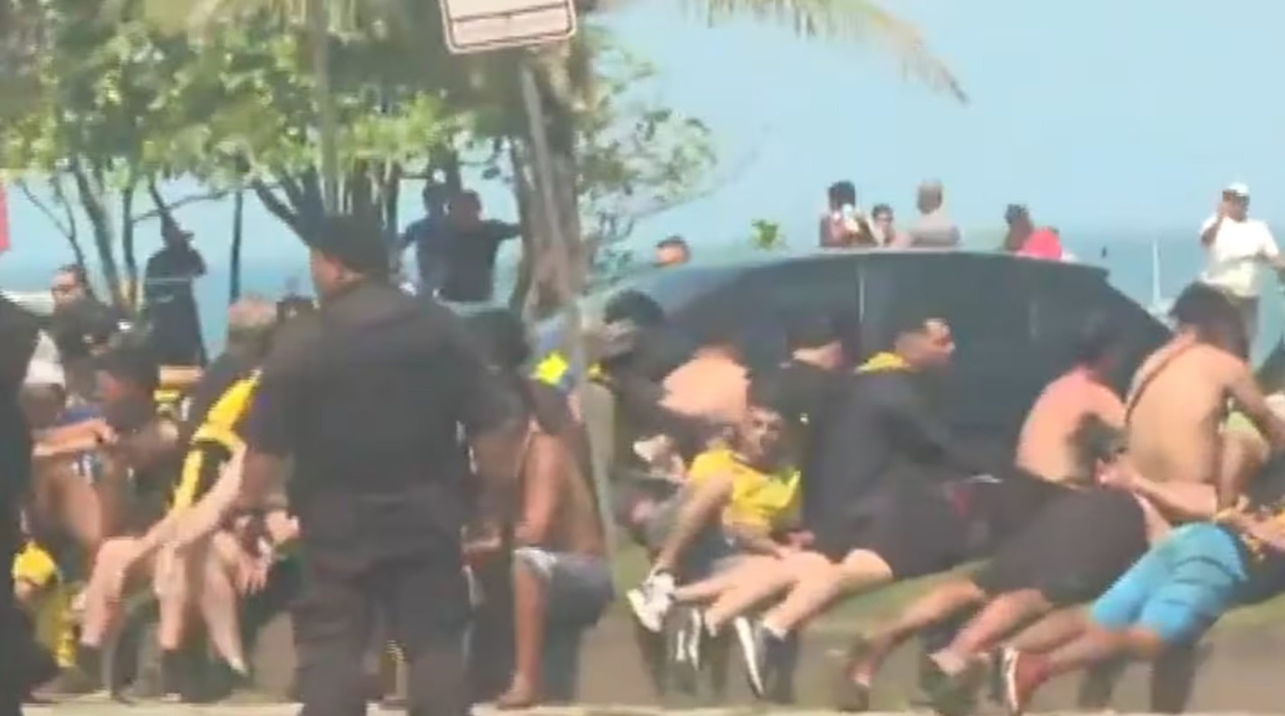 Enfrentamiento Entre Jugadores De Flamengo Y Botafogo: Una Batalla Campal Enfrentamiento Entre Jugadores De Flamengo Y Botafogo: Una Batalla Campal