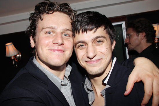Étoile: Gideon Glick Et Jonathan Groff Réunis Dans Une Scène Hilarante De Spring Awakening Étoile: Gideon Glick Et Jonathan Groff Réunis Dans Une Scène Hilarante De Spring Awakening