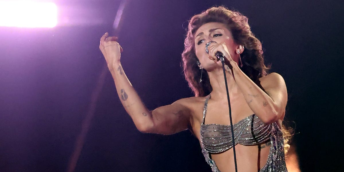 Evolusi Fashion Miley Cyrus: Cerita Di Balik Setiap Outfit Evolusi Fashion Miley Cyrus: Cerita Di Balik Setiap Outfit