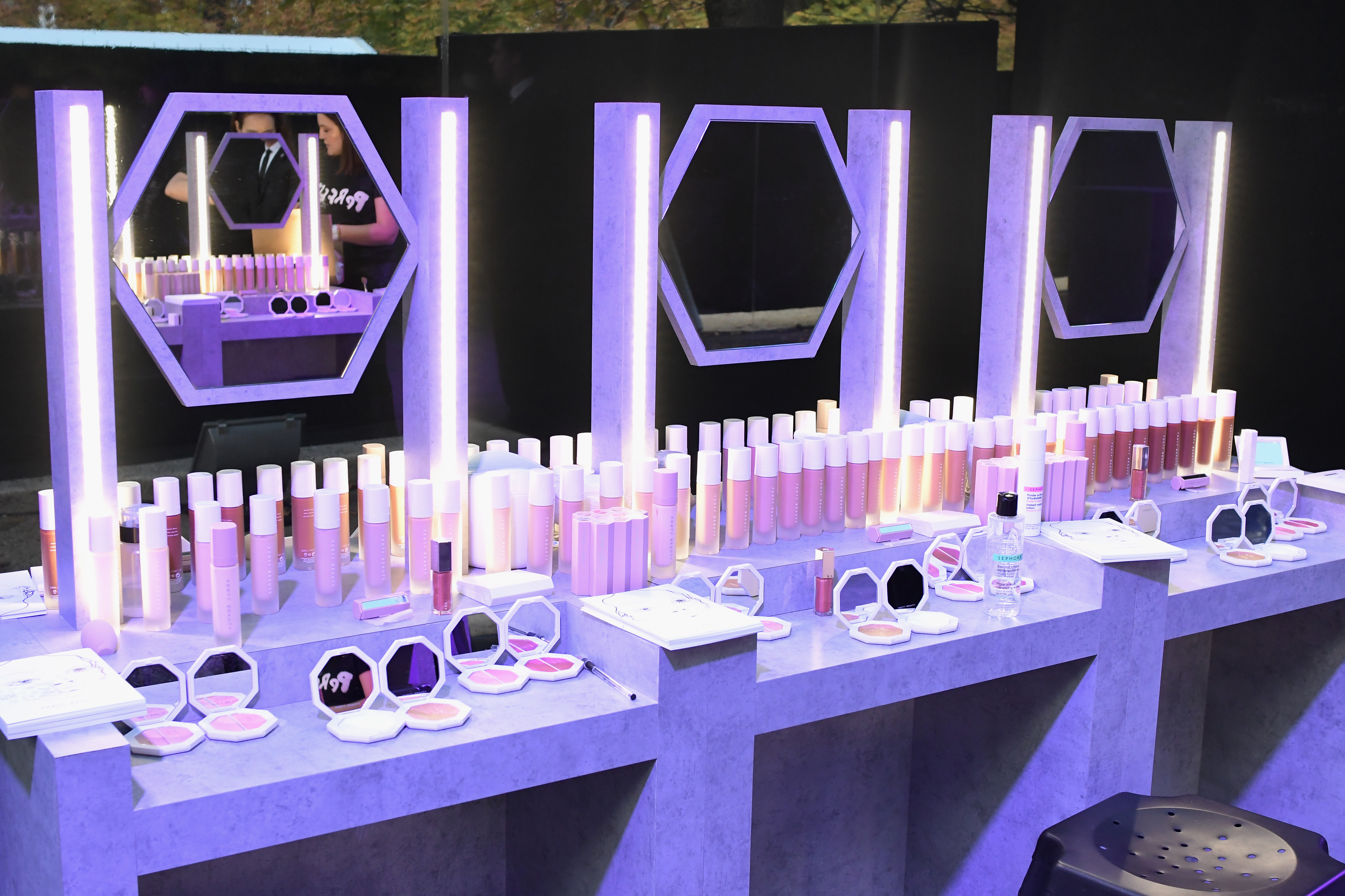 Fenty Beauty Paris: Rihanna's Glamorous Appearance And Fan Interaction Fenty Beauty Paris: Rihanna's Glamorous Appearance And Fan Interaction