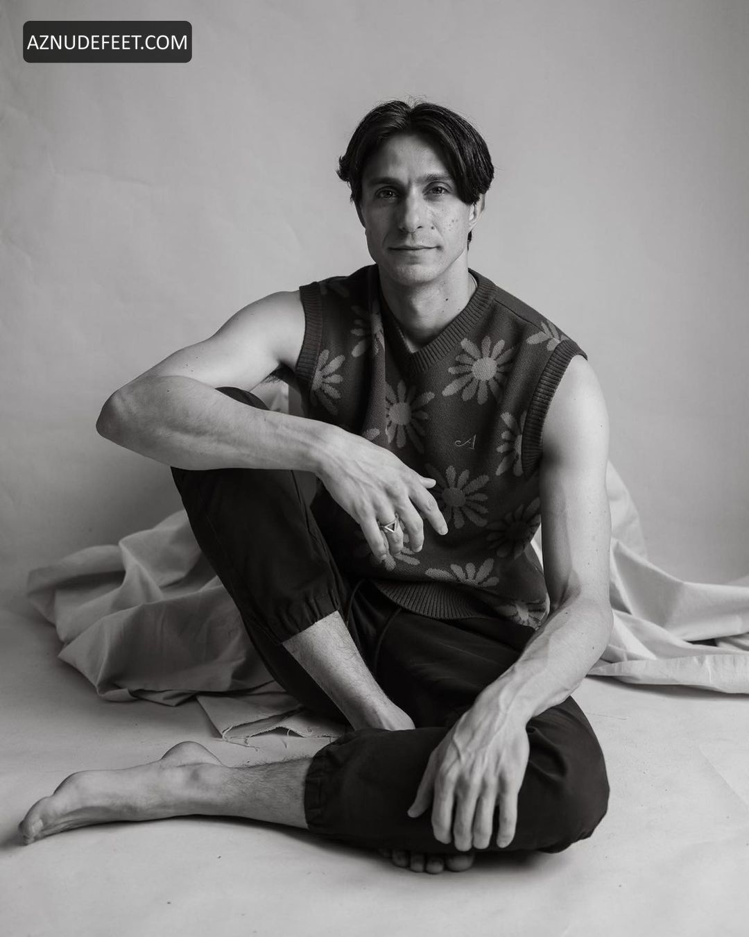 Gideon Glick Shines In Amazon Prime's Étoile Gideon Glick Shines In Amazon Prime's Étoile