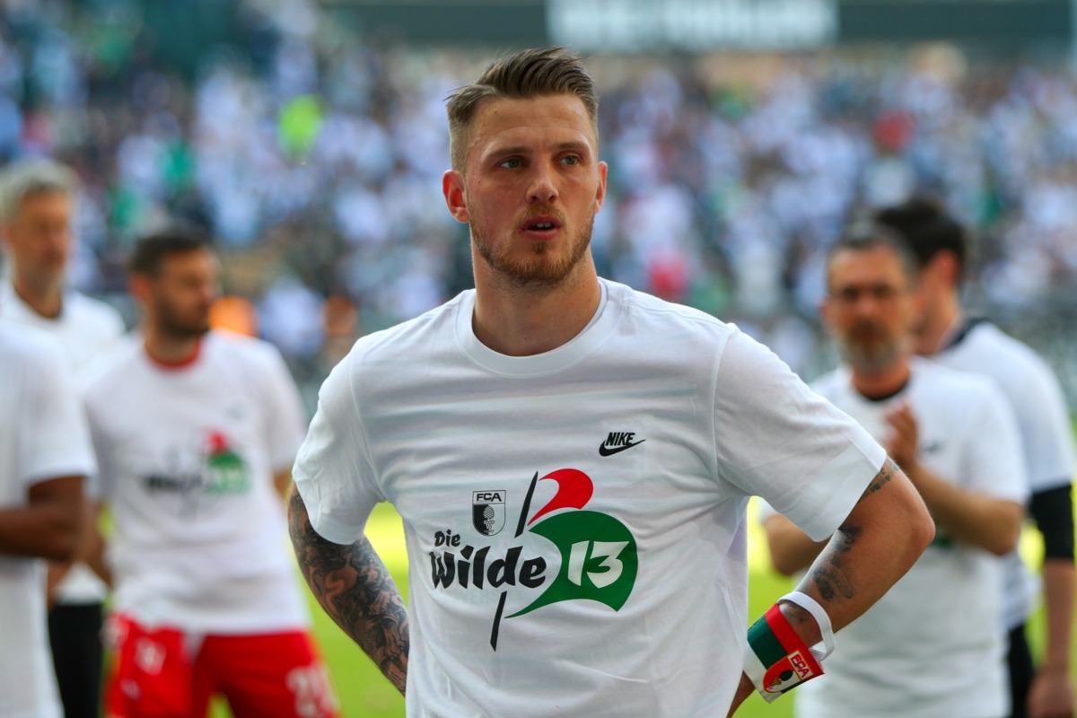 Gouweleeuw's Toekomst Bij FC Augsburg Onder Nieuwe Trainer Gouweleeuw's Toekomst Bij FC Augsburg Onder Nieuwe Trainer