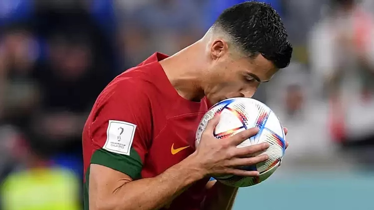 Hasselbaink'ten Şok Emeklilik Çağrısı: Ronaldo, 2026 Dünya Kupası'nda Oynamalı Mı? Hasselbaink'ten Şok Emeklilik Çağrısı: Ronaldo, 2026 Dünya Kupası'nda Oynamalı Mı?