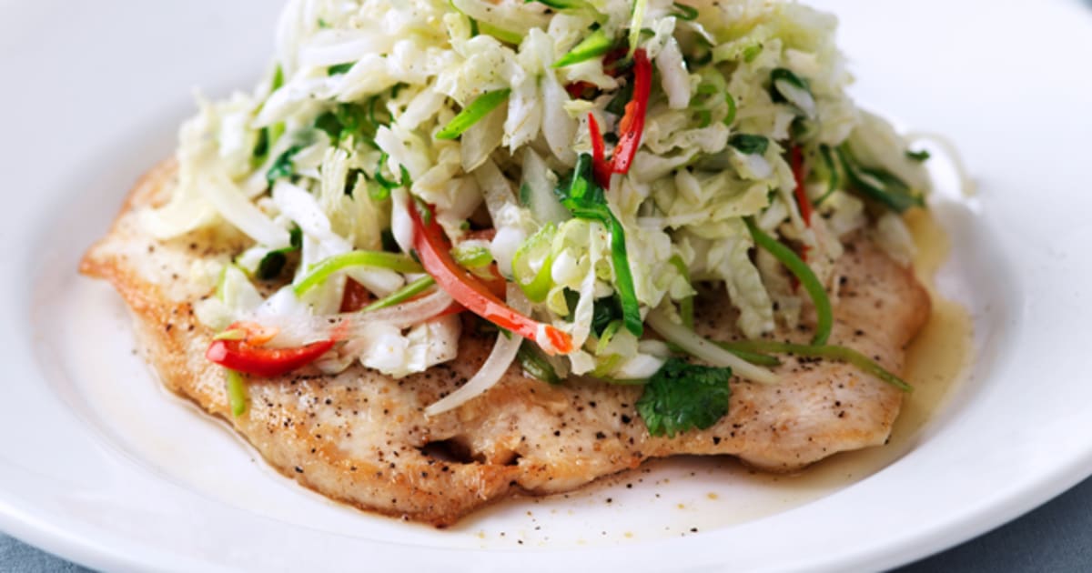 Hemmagjorda Kycklingnuggets: Majsflingor & Fräsch Asiatisk Kålsallad Hemmagjorda Kycklingnuggets: Majsflingor & Fräsch Asiatisk Kålsallad