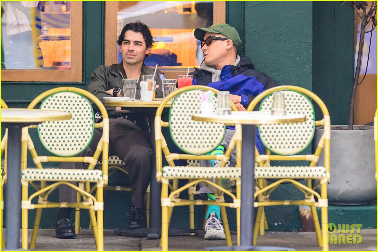 How Joe Jonas Handled A Couple's Argument About Him How Joe Jonas Handled A Couple's Argument About Him