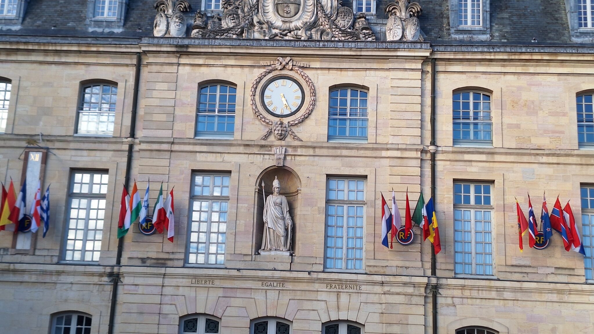Incendie À La Médiathèque Champollion De Dijon : Bilan Et Conséquences Incendie À La Médiathèque Champollion De Dijon : Bilan Et Conséquences