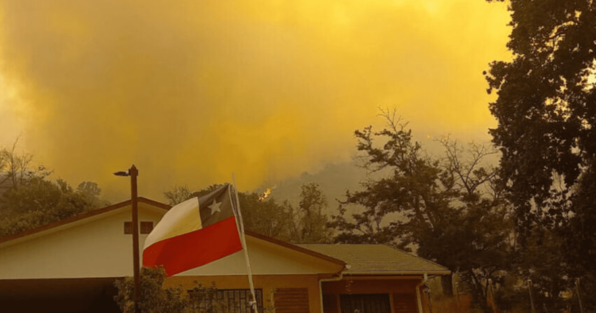 Incendio En Constanza: Bomberos Forestales Combaten Fuegos, Densa Humo Afecta Residentes Incendio En Constanza: Bomberos Forestales Combaten Fuegos, Densa Humo Afecta Residentes