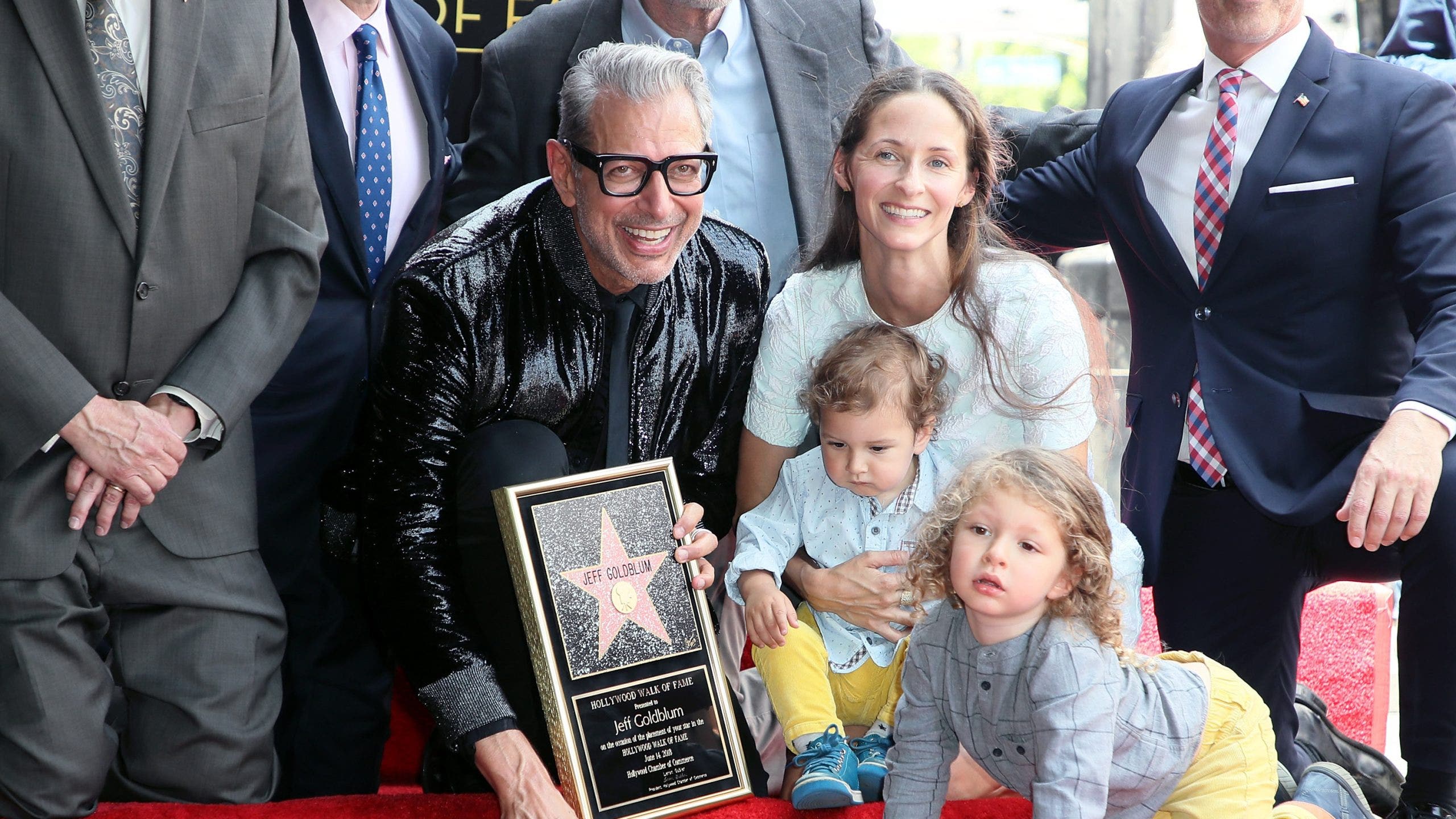 Internet Buzz: Jeff Goldblum Checks His Own Oscars Photos Internet Buzz: Jeff Goldblum Checks His Own Oscars Photos
