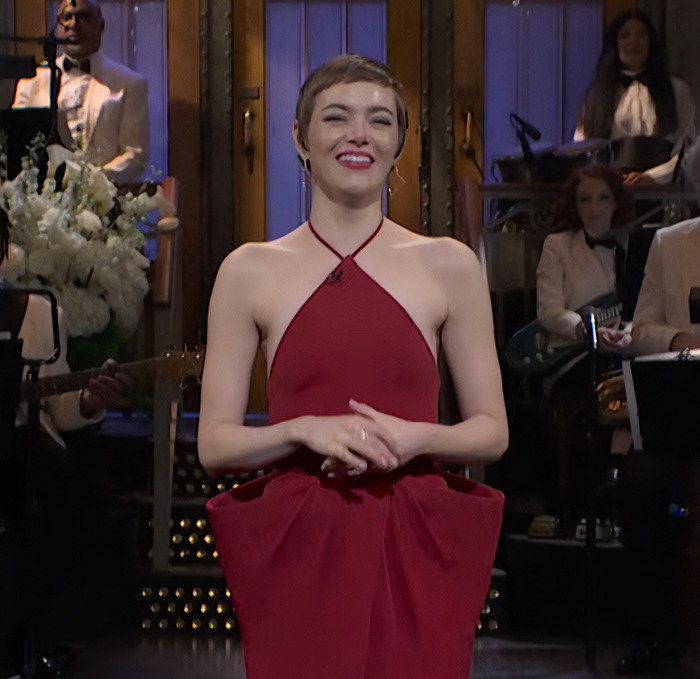Internet Buzz Over Emma Stone's Unique SNL Dress: The Popcorn Butt Lift Internet Buzz Over Emma Stone's Unique SNL Dress: The Popcorn Butt Lift