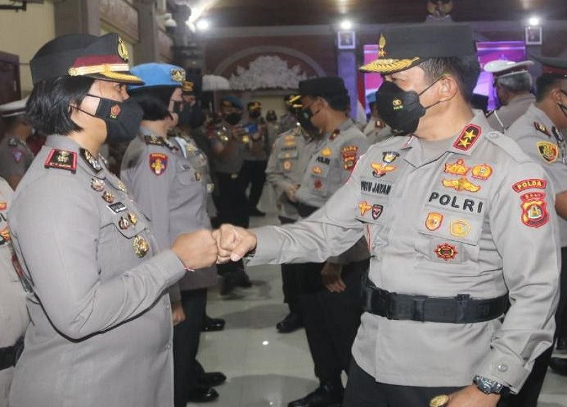 Irjen Daniel Pimpin Sertijab 7 Perwira Menengah Polda Bali: Apa Saja Pesannya? Irjen Daniel Pimpin Sertijab 7 Perwira Menengah Polda Bali: Apa Saja Pesannya?