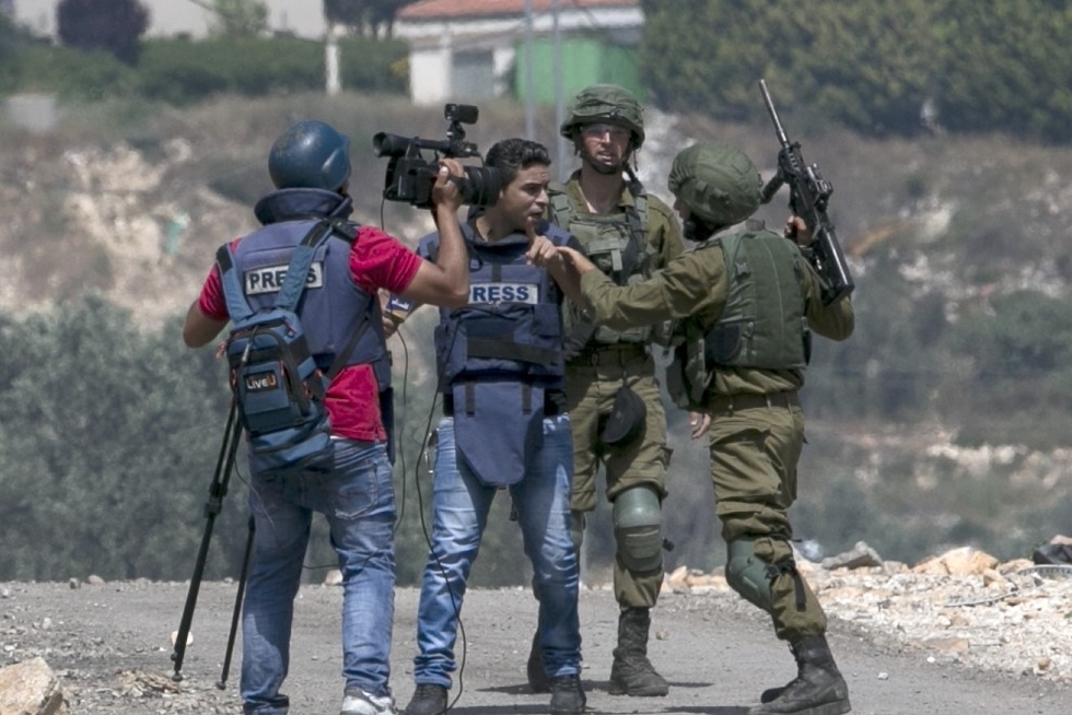 Israeli Forces Arrest Prominent Palestinian Journalist Israeli Forces Arrest Prominent Palestinian Journalist