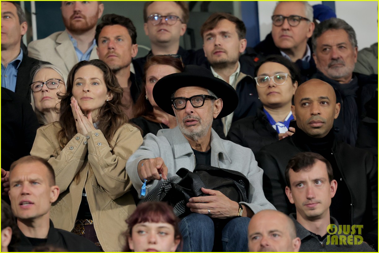 Jeff Goldblum's Family Day Out: Como 1907 Vs Torino Match Jeff Goldblum's Family Day Out: Como 1907 Vs Torino Match