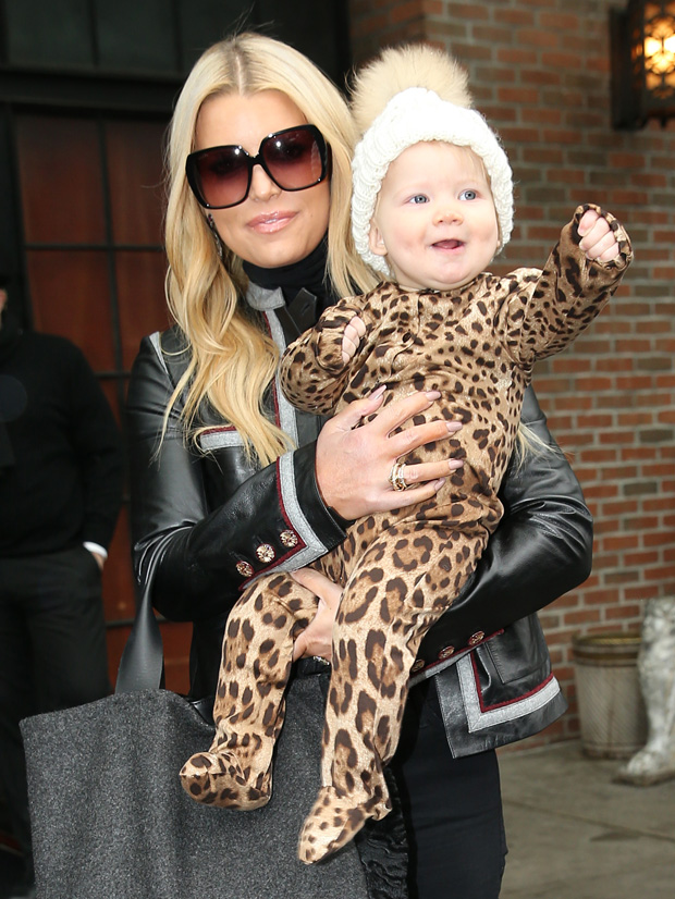 Jessica Simpson And Birdie: Mother-Daughter Twinning In Yellow Swimwear Jessica Simpson And Birdie: Mother-Daughter Twinning In Yellow Swimwear
