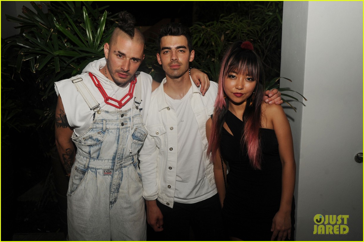 Joe Jonas' Reaction To A Couple Fighting Over Him Joe Jonas' Reaction To A Couple Fighting Over Him