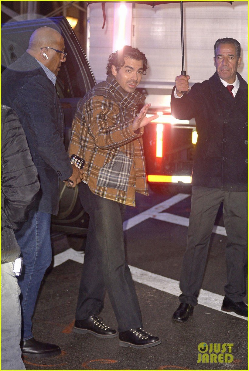 Joe Jonas: The Unexpected Target Of A Couple's Argument Joe Jonas: The Unexpected Target Of A Couple's Argument