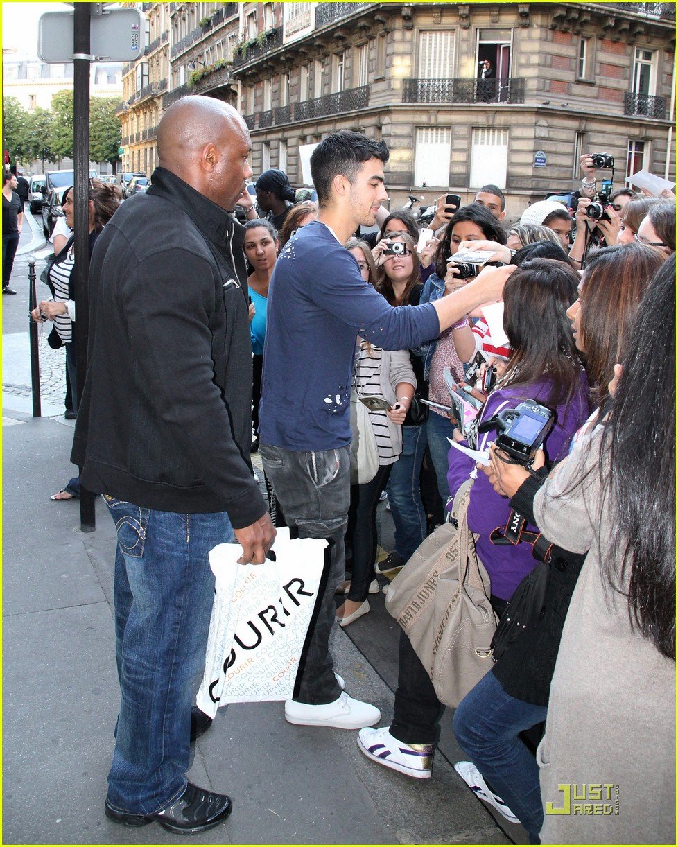 Joe Jonas's Perfect Response To A Couple's Fight Over Him Joe Jonas's Perfect Response To A Couple's Fight Over Him