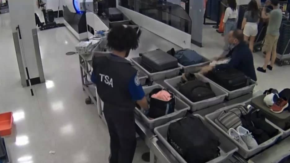 كاميرات مراقبة مطار الجزائر تفضح عصابة سرقة حقائب كاميرات مراقبة مطار الجزائر تفضح عصابة سرقة حقائب