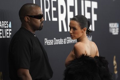 Kanye Westas Vėl Šokiruoja: Naujos Biancos Censori Nuotraukos Kanye Westas Vėl Šokiruoja: Naujos Biancos Censori Nuotraukos