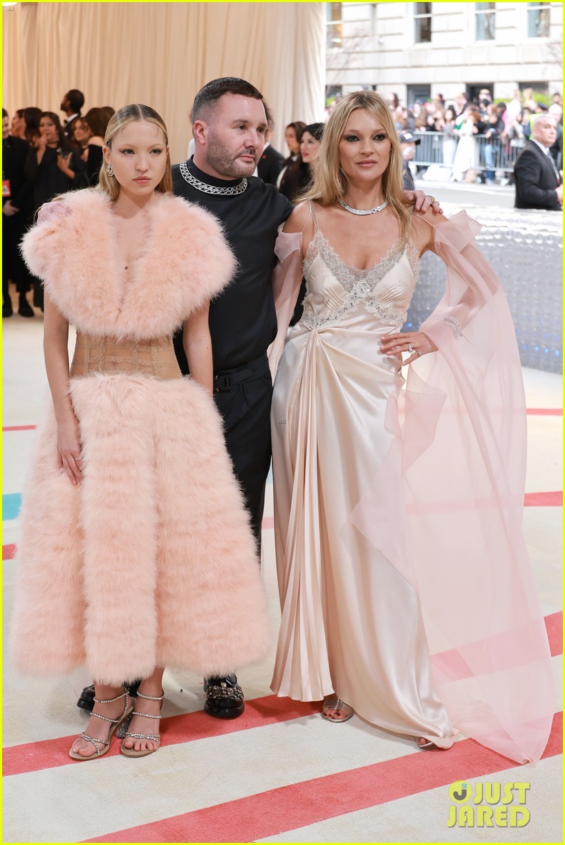Kate And Lila Moss: A Chic Mother-Daughter Moment In LBDs At LFW Kate And Lila Moss: A Chic Mother-Daughter Moment In LBDs At LFW