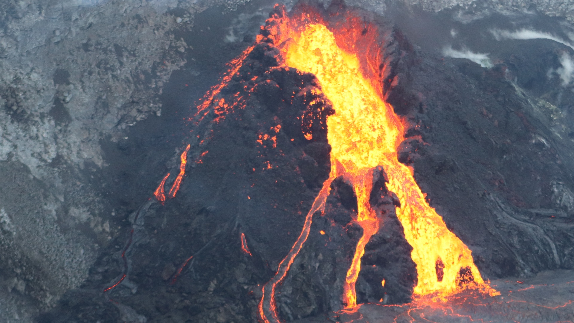 Kilauea Erupts: A Unique Eruptive Pattern Unseen In Four Decades Kilauea Erupts: A Unique Eruptive Pattern Unseen In Four Decades