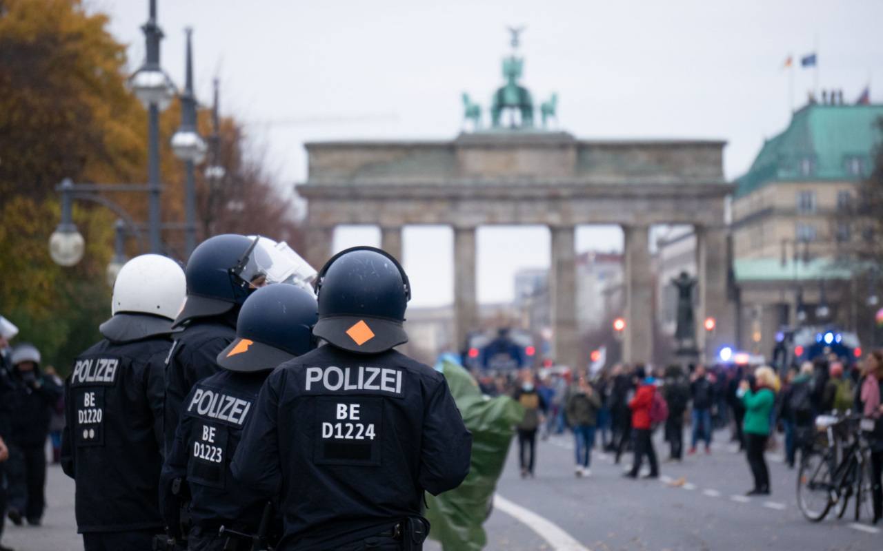 Kind In Berlin Von Betrunkenen Antisemitisch Beleidigt Und Mit Nazi-Parolen Beschimpft Kind In Berlin Von Betrunkenen Antisemitisch Beleidigt Und Mit Nazi-Parolen Beschimpft