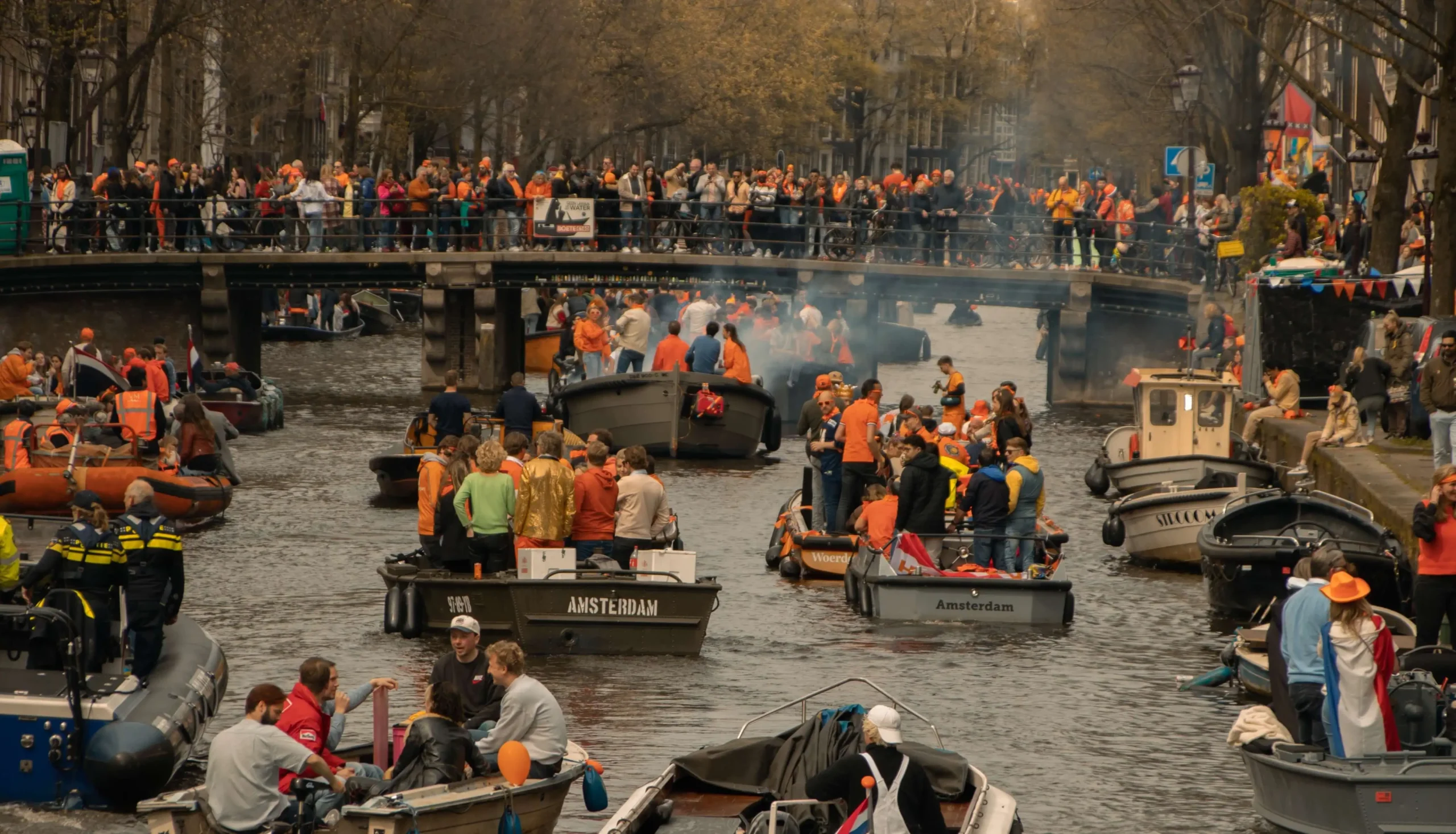 Kings Day In Amsterdam: New Mural Honors Marjolein Faber's Iconic Ribbon Gate Kings Day In Amsterdam: New Mural Honors Marjolein Faber's Iconic Ribbon Gate