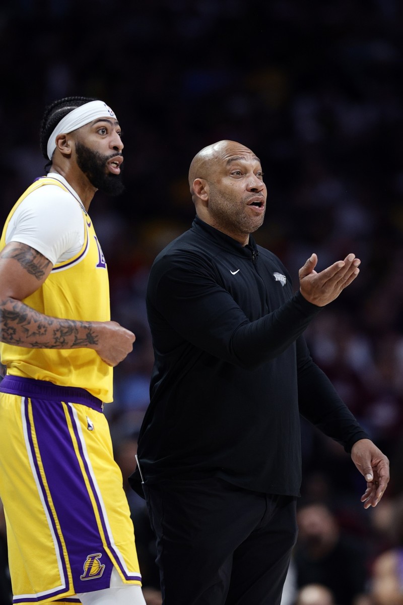Knicks' Brunson Exits Lakers Game After Ankle Injury Knicks' Brunson Exits Lakers Game After Ankle Injury