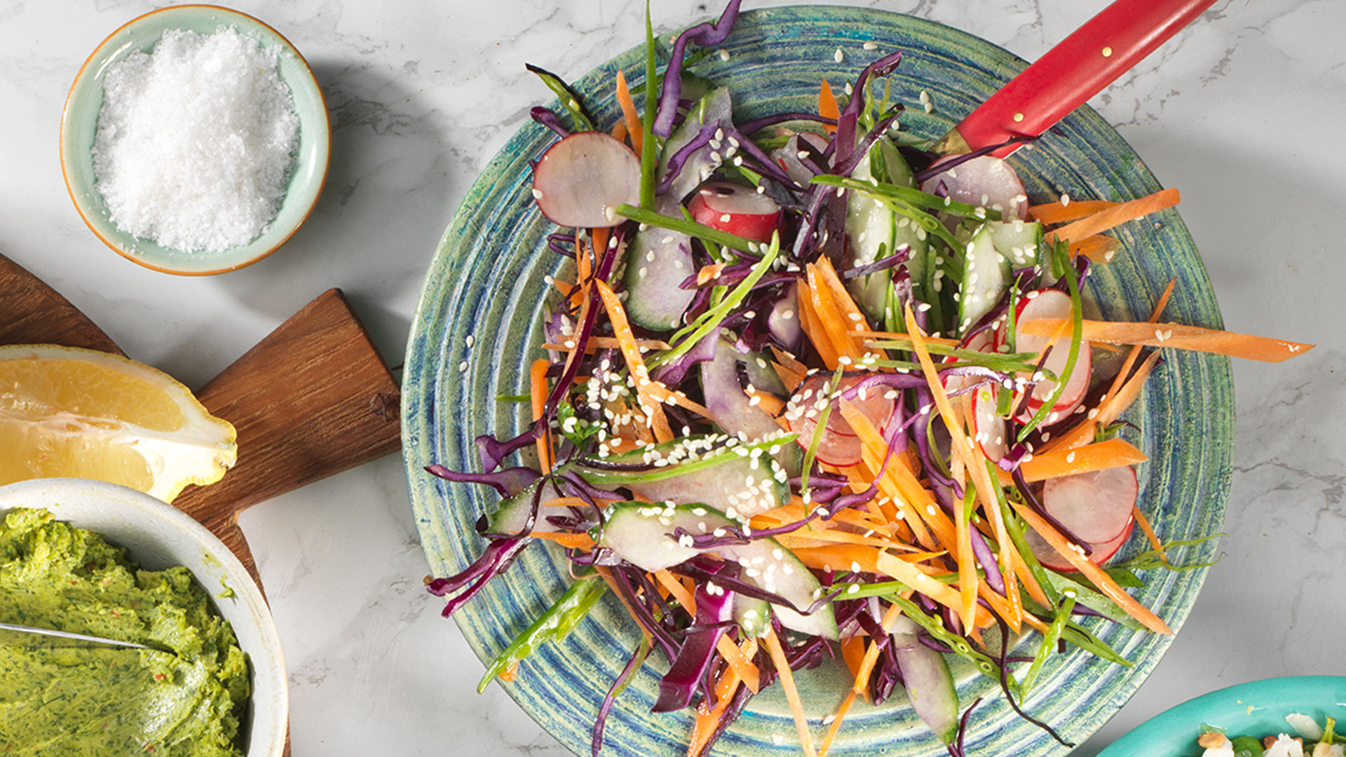 Krispiga Kycklingnuggets I Majsflingor: Recept Med Snabb Asiatisk Sallad Krispiga Kycklingnuggets I Majsflingor: Recept Med Snabb Asiatisk Sallad