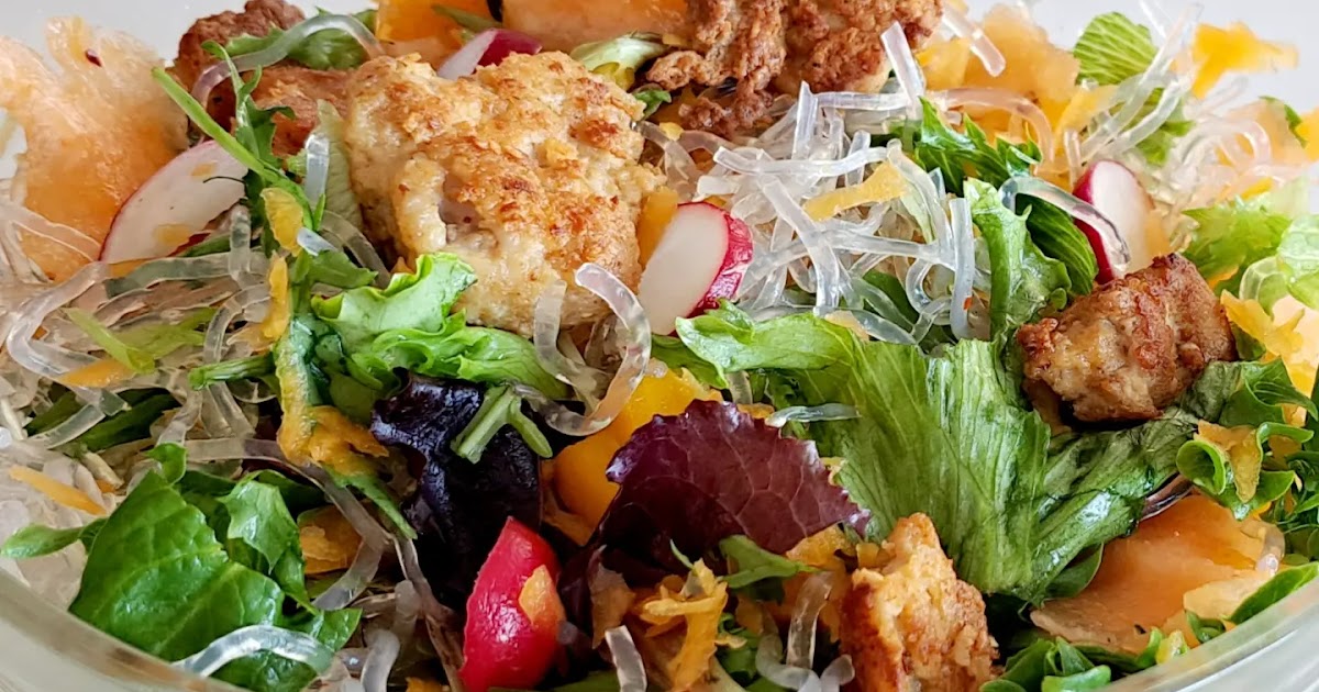 Kycklingnuggets Med Majsflingor: Krispiga Nuggets Och Snabb Asiatisk Kålsallad Kycklingnuggets Med Majsflingor: Krispiga Nuggets Och Snabb Asiatisk Kålsallad