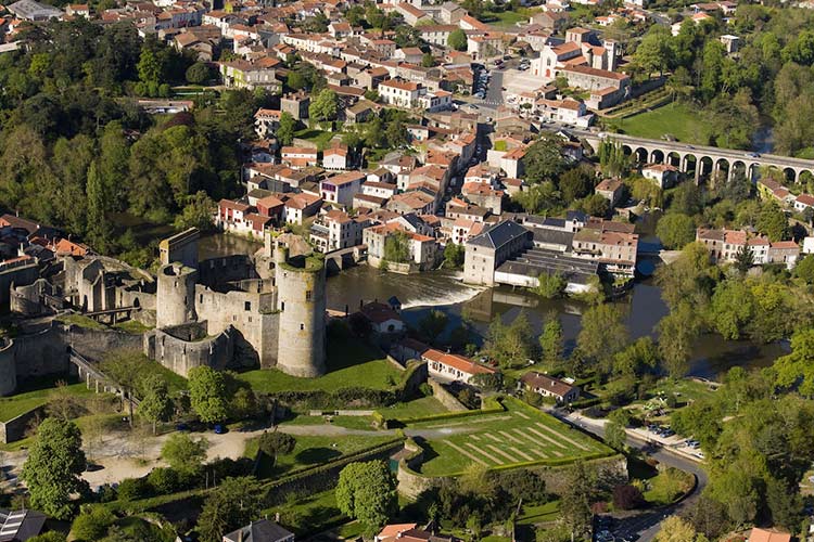 L'évolution De Moncoutant-sur-Sèvre Et Clisson: Un Siècle De Diversification L'évolution De Moncoutant-sur-Sèvre Et Clisson: Un Siècle De Diversification
