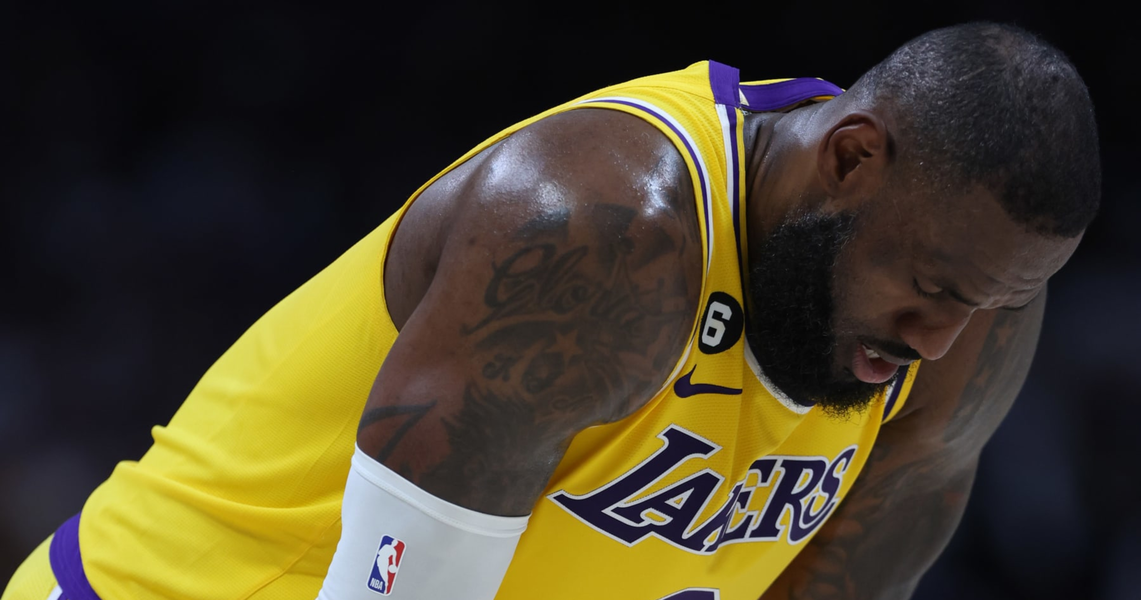 Lakers Win After Brunson's Overtime Ankle Injury Lakers Win After Brunson's Overtime Ankle Injury