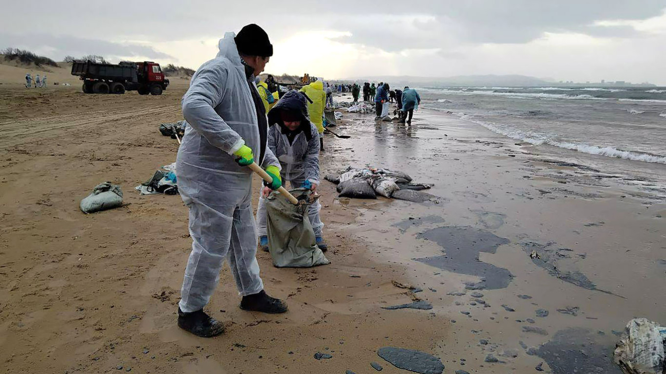 Large Oil Spill Forces Closure Of 62 Miles Of Russian Black Sea Coastline